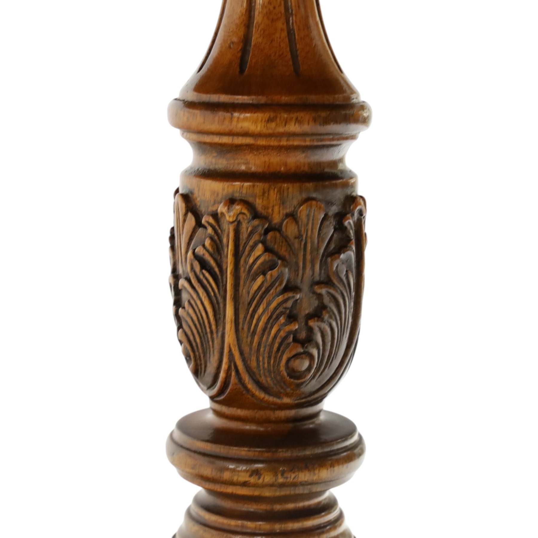 Quality Georgian design walnut and mahogany circular wine table, banded top with satinwood stringing, turned and fluted pedestal carved with acanthus leaves, the tripod base with carved knees terminating to ball-and-claw feet