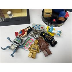 Nintendo Super Mario Bros 1992 Zeon alarm clock, Wallace and Gromit alarm clocks and further collectables 