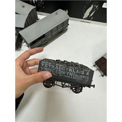 Thirteen kit built O gauge rolling stock models, including examples by Oakville Kits and Parkside Dundas, some boxed