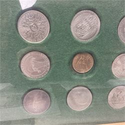Great British and World coins and banknotes, including commemorative crowns, King George VI 1939 half crown, two France 1977 fifty francs coins, other coinage, various New Zealand banknotes, Hong Kong ten dollars notes, Queen Elizabeth II Fiji notes etc, in folders and loose