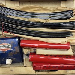 Ever Ready '00' gauge battery operated London Underground electric train set, including London Transport 3-rail power car, two passenger coaches, track and controller, in original box with operating instructions inside lid
