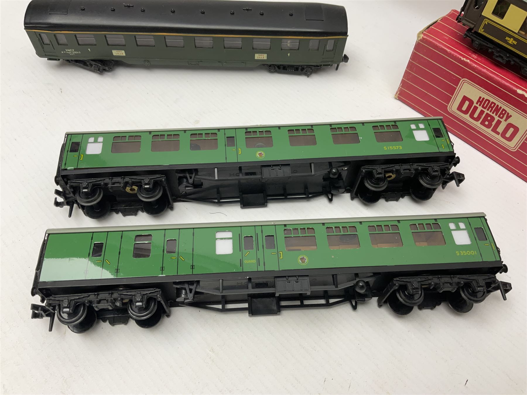 Hornby Dublo - ten passenger coaches including two Southern and four maroon BR Mk.I Passenger Coaches and four Pullman Cars (two x Aries, Car No.74 and Car No.79); together with two French SNCF HO Paris-Lille coaches; all but one unboxed (12)