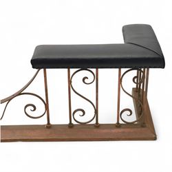 Early 20th-century Arts & Crafts copper club fender, of long serpentine form, scrolling uprights and a shaped centre support, the top rail fitted with four upholstered padded seat sections, raised on a stepped plinth base, inner dimensions 192x43cm 