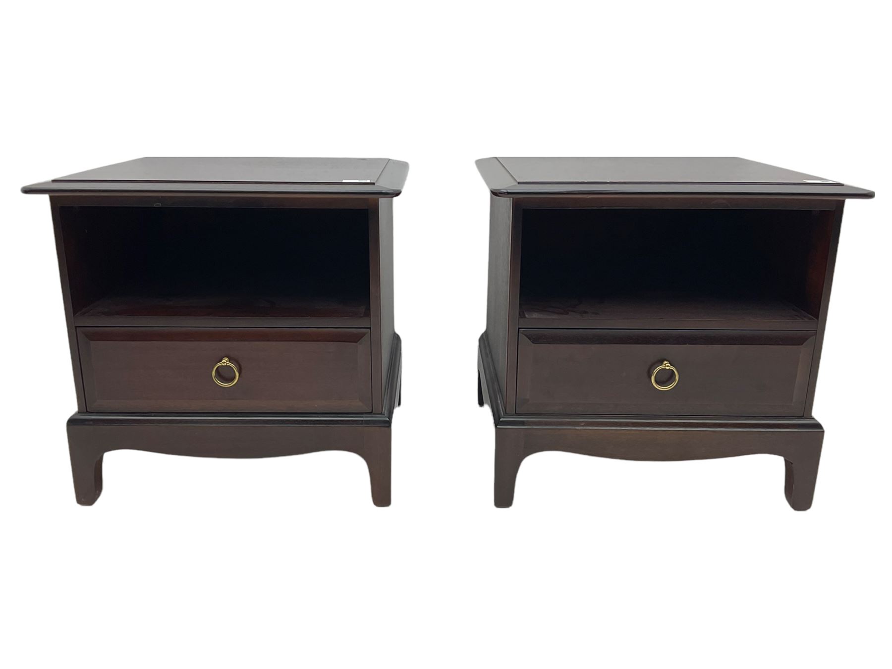 Stag - Minstrel range mahogany three drawer chest, pair of matching bedside stands and blanket box