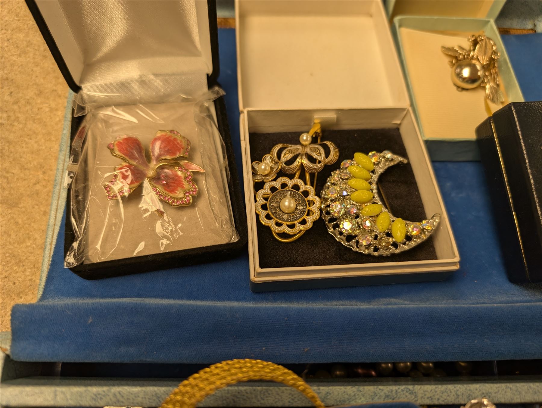 Collection of costume jewellery, including brooches, beaded necklaces, earrings, etc