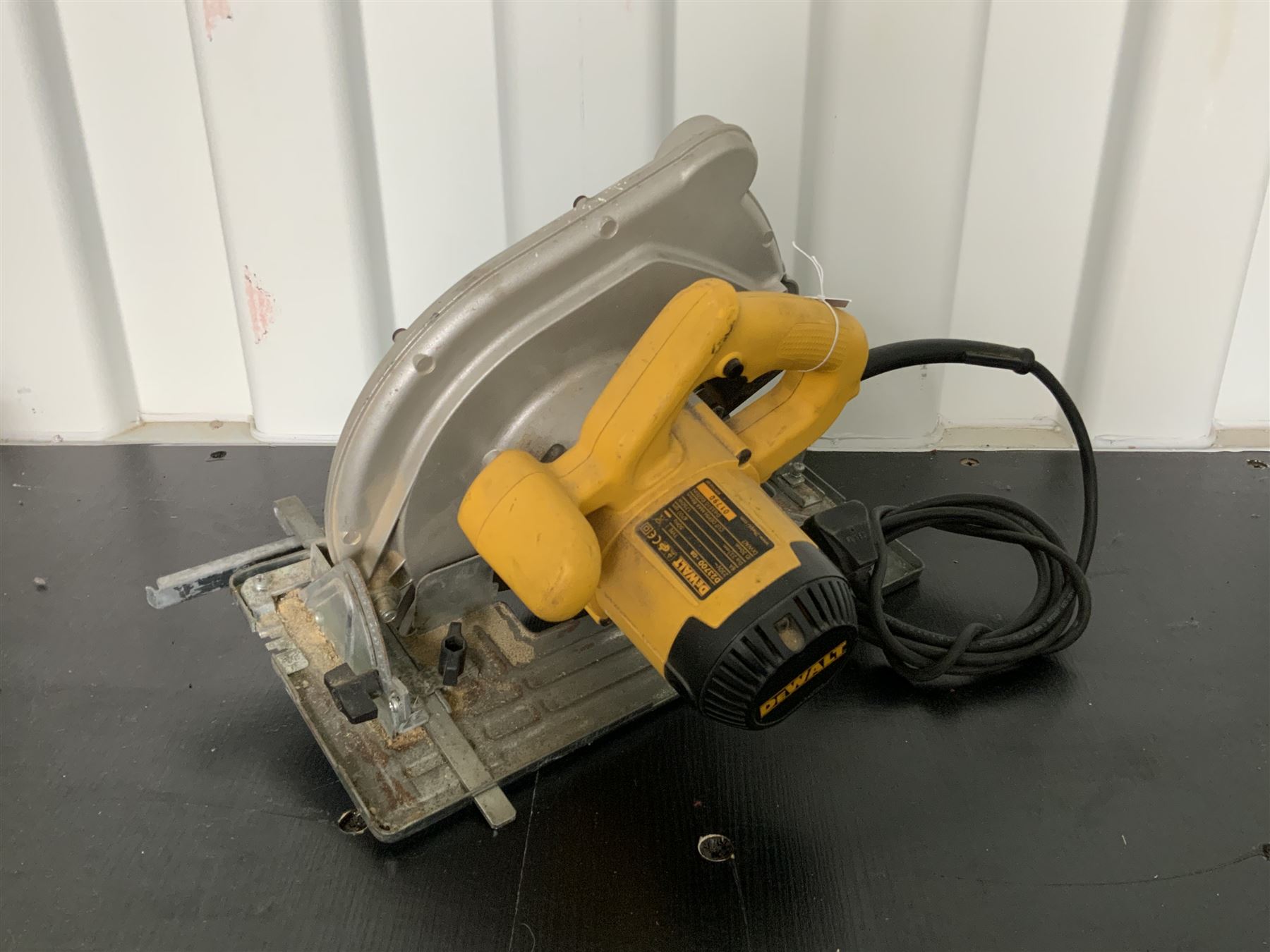 sfære Troubled Celsius DeWalt D23700-GB circular saw - THIS LOT IS TO BE COLLECTED BY APPOINTMENT  FROM DUGGLEBY STORAGE, GREAT HILL, EASTFIELD, SCARBOROUGH, YO11 3TX -  Garden, Asset and Commercial