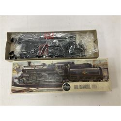 ‘00’ gauge - Airfix locomotive model kits comprising series 4 City of Truro kit and empty series 4 box, series 4 Mogul, two series 4 Harrow kits, all boxed; together with Rosebud Kitmaster Stirling kit and quantity of loose plastic locomotives and tenders from Airfix, Kitmaster, Ratio etc 