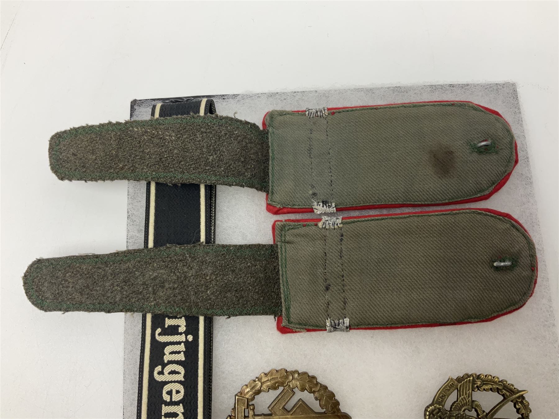 WW2 German Don Cossack epaulettes; and quantity of German insignia including SA Sports Badge for war wounded, Hitler Youth badge, Young Cossacks badge, Wound badge, Hitler Youth cuff title etc; in glass topped display box.
