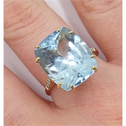 18ct gold single stone aquamarine, with diamond set shoulders hallmarked