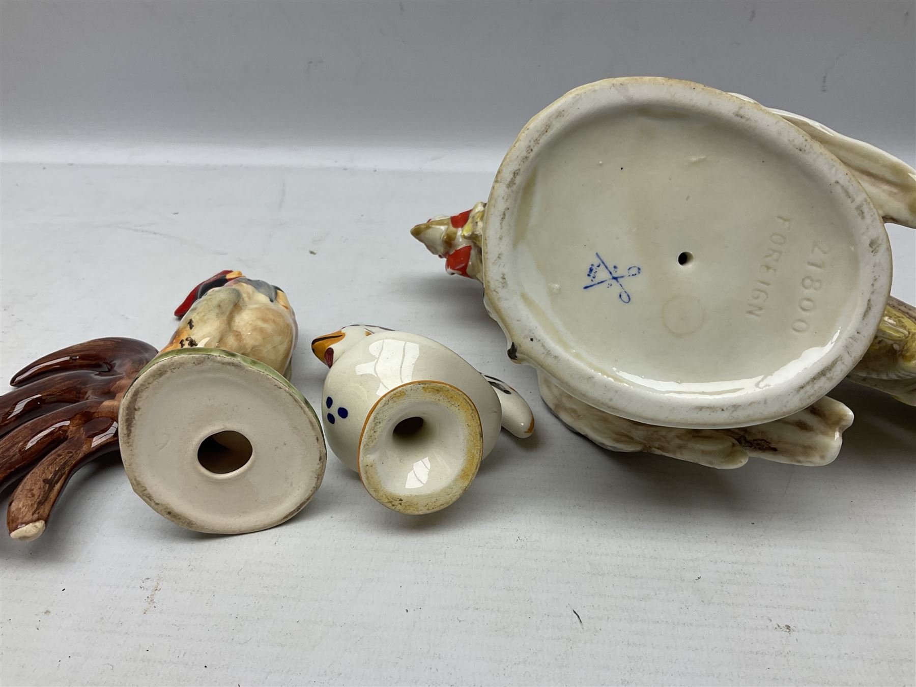 Pair of fighting cockerels from Italy together with three other ceramic cockerels, largest H30cm 