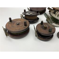 Six early 20th century fishing reels, to include wooden and brass examples, together with a leather powder flask, 1913 Christmas tin, Morgan dollar, Queen Victoria double florin and a collection of other coins, etc 