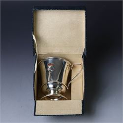 Silver Queen Elizabeth II Silver Jubilee mug, with silver and enamel profile of the Queen's head to one side, hallmarked W I Broadway & Co, Birmingham1977, H7.5cm, boxed