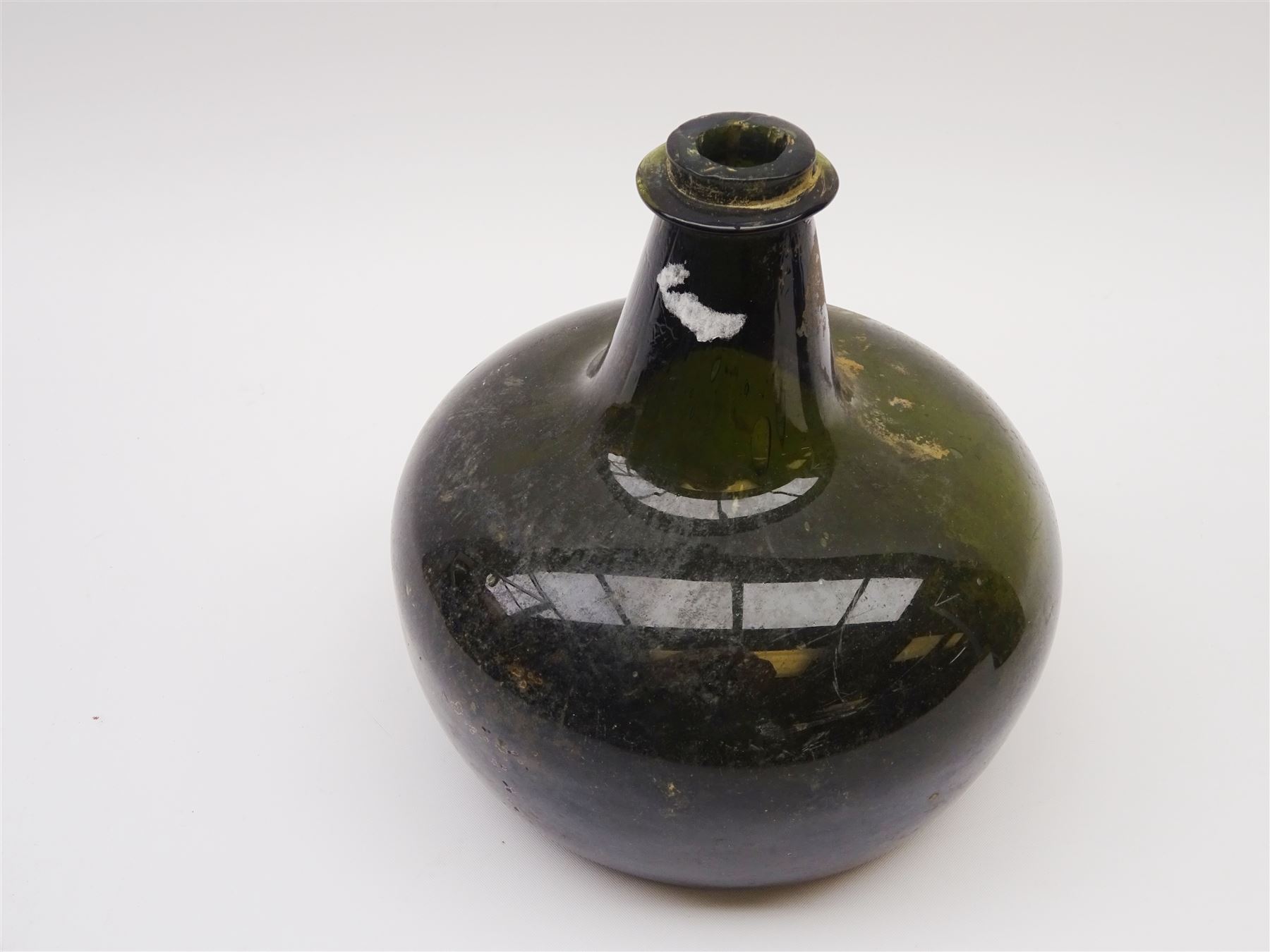 18th century green glass bottle, of onion form, H15cm, together with an 18th century green glass wine bottle, with seal depicting a boar beneath a crown, probably the Edgcumbe Crest, H27cm