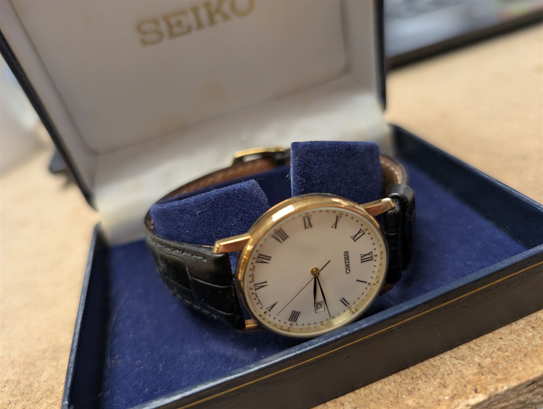 Seiko 9ct gold gentleman's presentation wristwatch, hallmarked, on original black leather strap, boxed