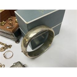 9ct gold jewellery, including heart link bracelet, signet ring and a pair of opal stud earrings, etc all stamped or hallmarked, together with a silver rose quartz ring and a bracelet, silver plated cigarette box, vesta case and a collection of costume jewellery 