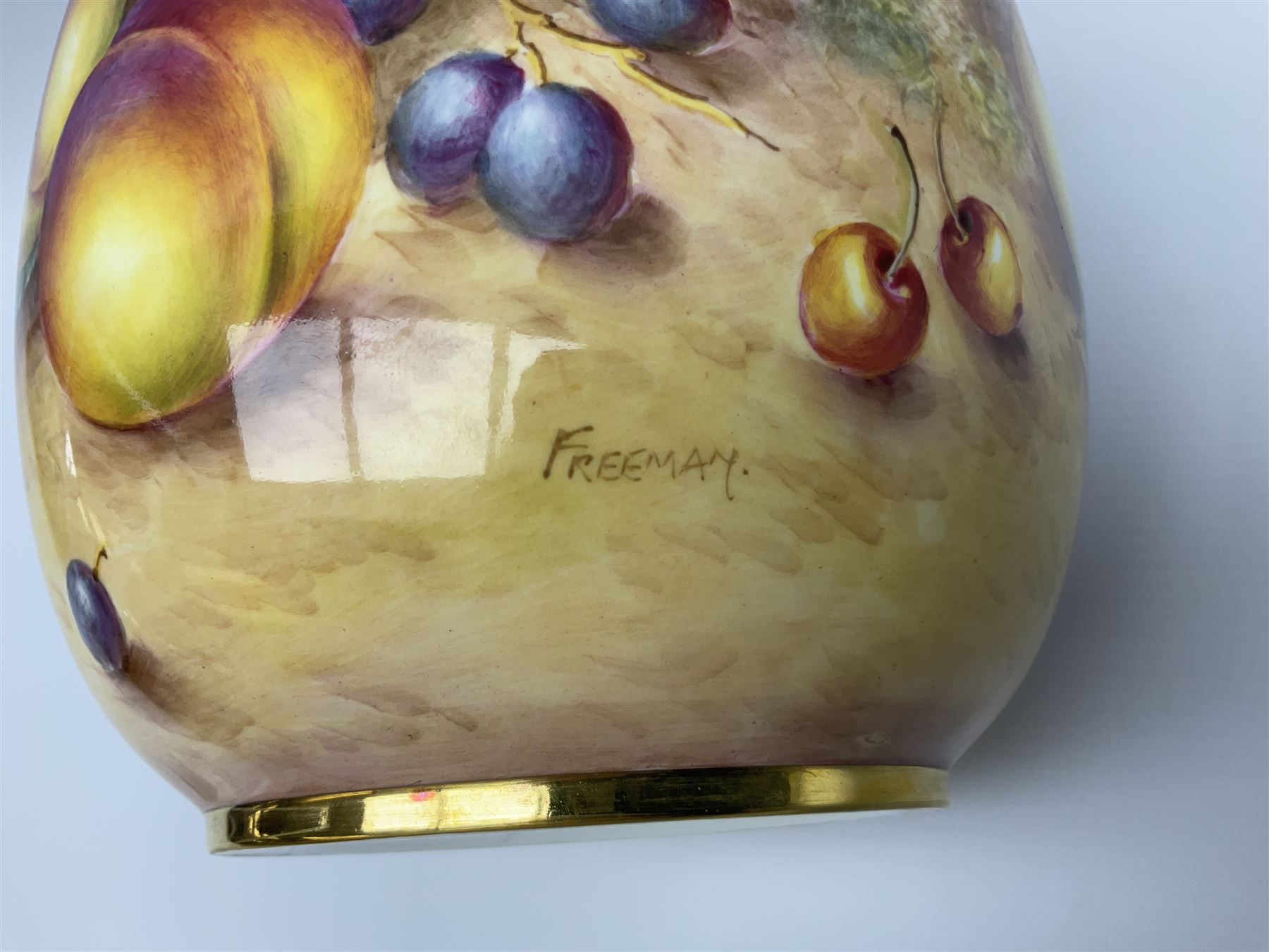 Mid/late 20th century Royal Worcester ginger jar and cover decorated by John Freeman, hand painted with a still life of fruit upon a mossy ground, signed Freeman, with black printed mark beneath and painted shape number 2826, H17.5cm