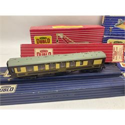 Hornby Dublo - 4620 Breakdown Crane; TPO Mail Van Set; D1 Level Crossing; Pullman cars and goods vans; with a large quantity of track to include straight and curved track, switch points and buffer stops; boxed and loose