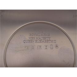 Modern limited edition silver The College of Arms plate to commemorate the The Queen's Silver Jubilee, the plain circular plate with central 24ct gold plated plaque depicting the Royal Arms, bordered by engravings of The College of Arms and the Kings Arms etc, by Danbury Mint, hallmarked Yorkshire Mint, Birmingham 1977, number 350/2500, in original fitted box with paperwork, D26,5cm, 