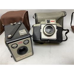 Large collection of cameras and equipment, to include Six-20 'Brownie' C, Coronet Twelve-20, Kodak Brownie 127 etc