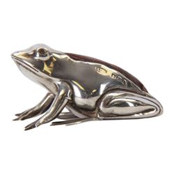 Edwardian silver novelty pin cushion, modelled as a frog, hallmarked Adie & Lovekin Ltd, Birmingham 1907, L6cm