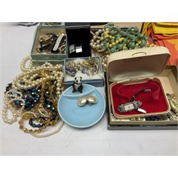 9ct gold agate brooch, gold ring, silver brooch, silver marcasite ladies manual wind wristwatch, collection of costume jewellery and a Smiths Timecal Noddy alarm clock etc 