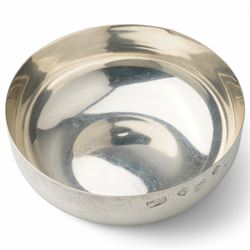 Silver circular bowl of plain form D14cm Sheffield 1973 Maker Toye, Kenning & Spencer