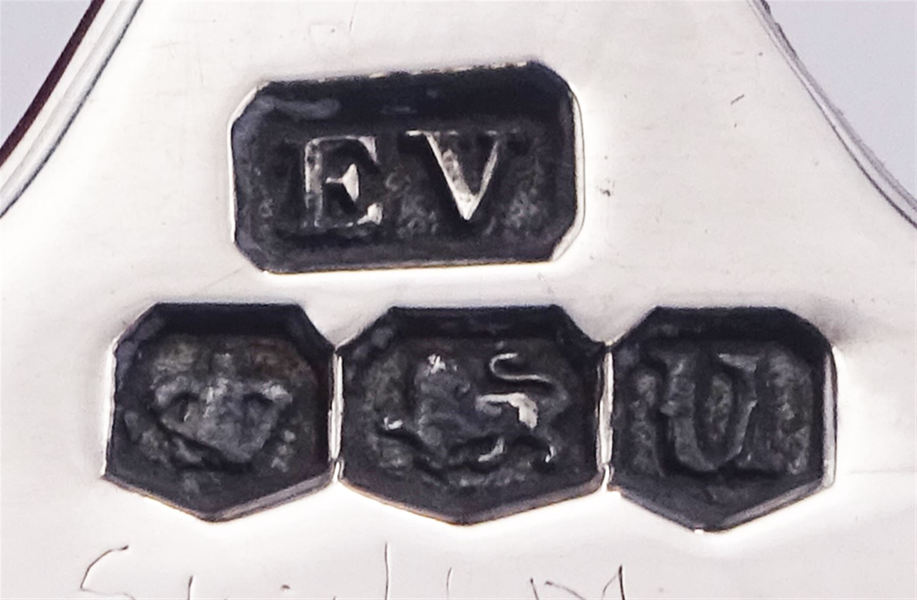 1930's silver seven bar toast rack, with angular canted bars and central shaped handle, hallmarked Viner's Ltd, Sheffield 1937, including handle H7cm, approximate weight 2.35 ozt (73 grams)