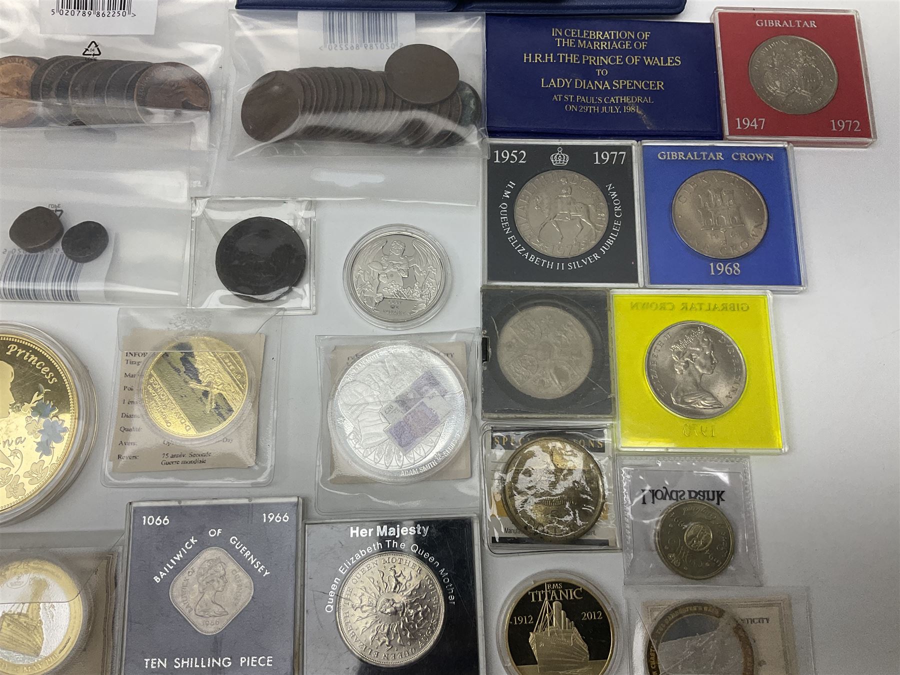Mostly commemorative and fantasy coinage including commemorative crowns, 2018 'The Capsule Edition featuring the 2018 Paddington 50p coins' in display case, The Royal Mint Solomon Islands 2007 one ounce fine silver five dollars coin on card etc