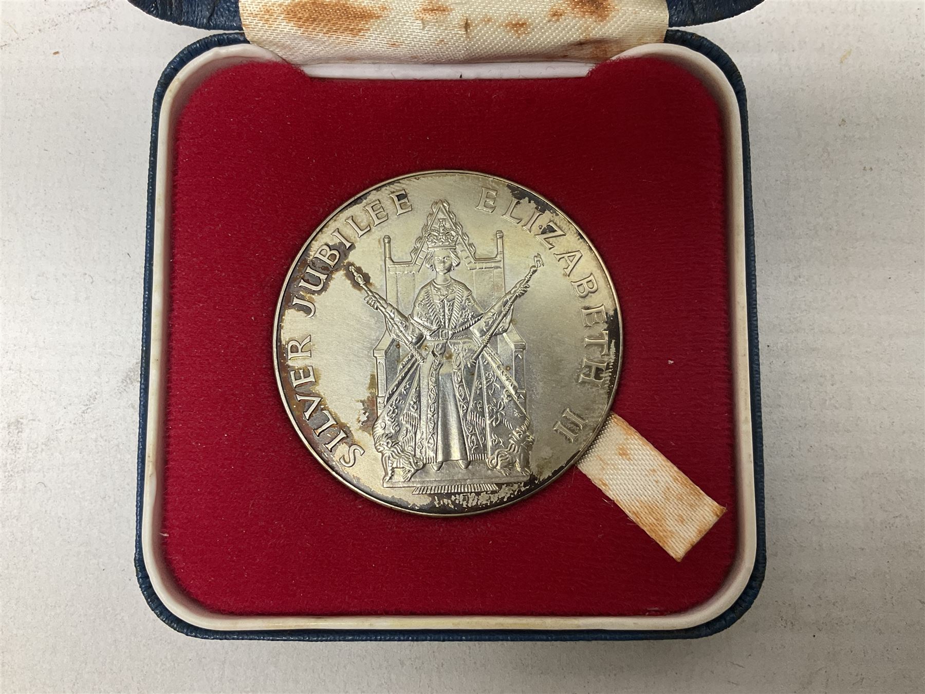 Queen Elizabeth II silver jubilee 1952 - 1977 sterling silver hallmarked medallion, cased