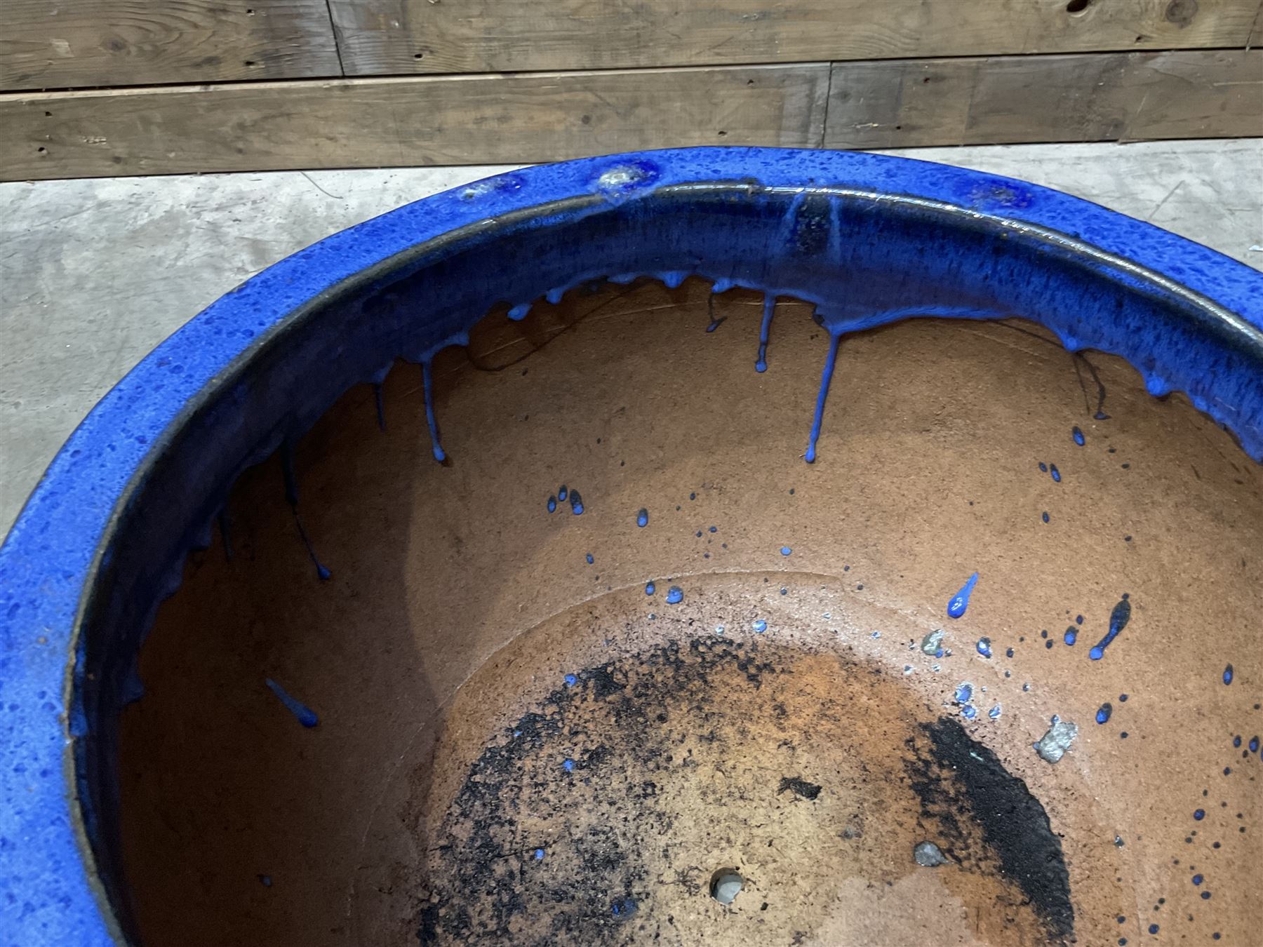 Cast iron cauldron set pot with 2 terracotta chimney pots and 2 terracotta planters,