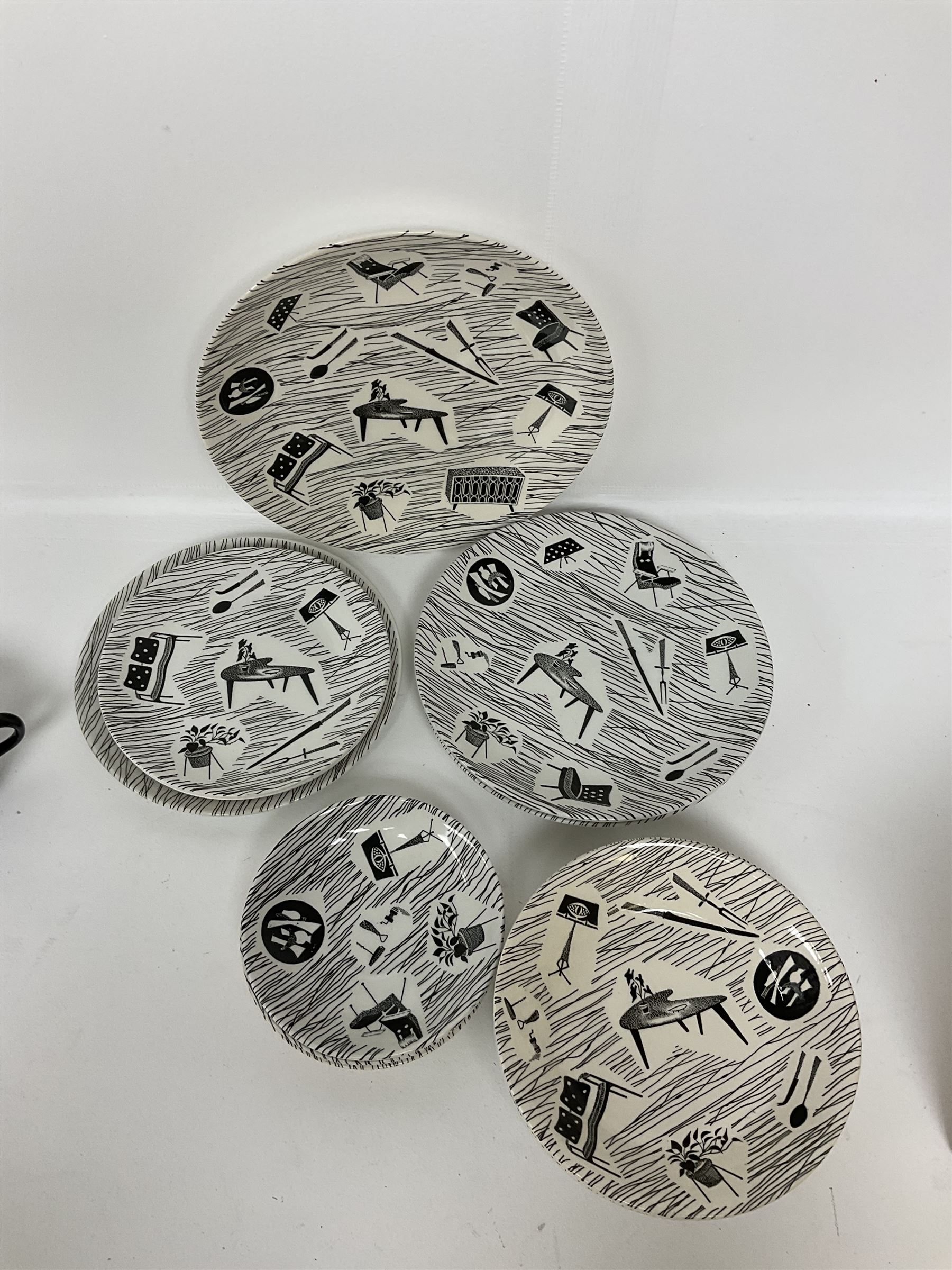 Ridgway Potteries Homemaker pattern tea and dinnerware, comprising four bowls, three side plates, two medium plates and one large plate, three saucers and teacup