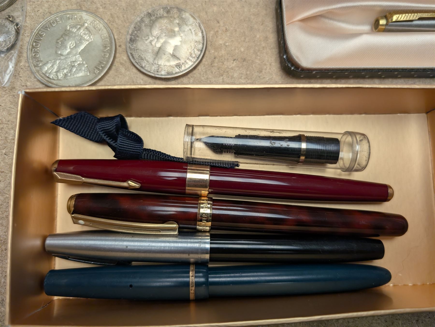 Collection of fountain pens and coins, including Parker 17 fountain pen with 14ct gold nib and George V 1928 crown