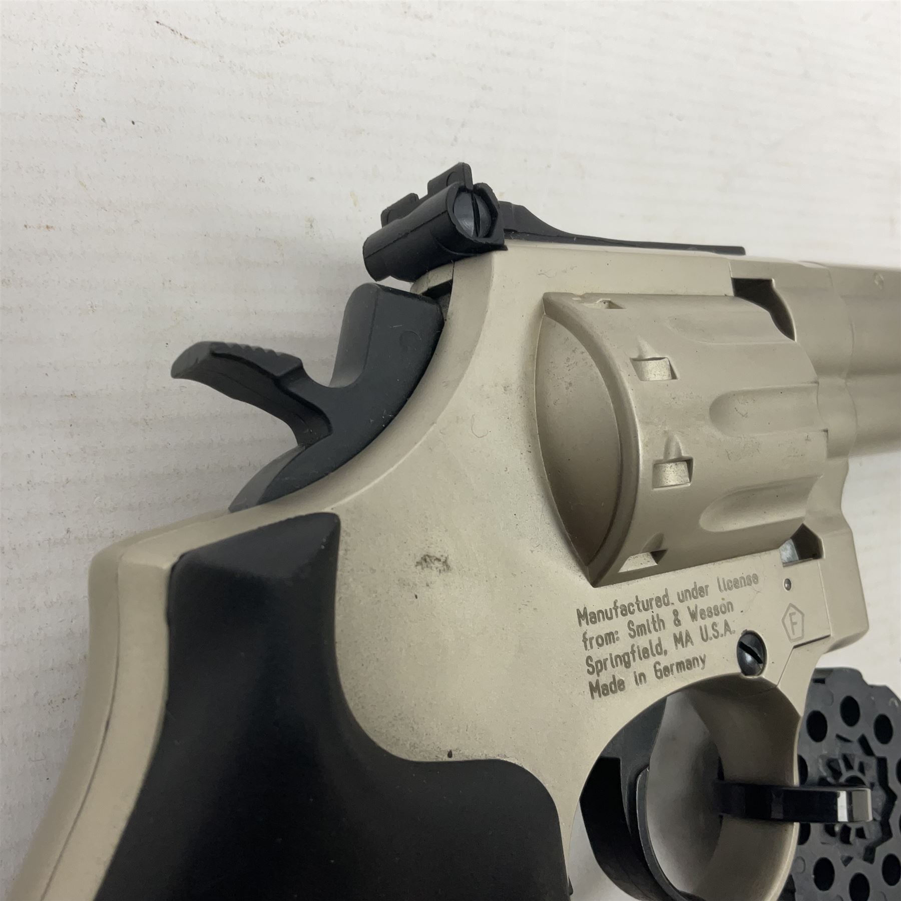 Smith and Wesson Model 686-8 .177 air pistol with satin finish, serial no.S0042397 with circular 10-shot magazine L37.5cm  NB: AGE RESTRICTIONS APPLY TO THE PURCHASE OF AIR WEAPONS.