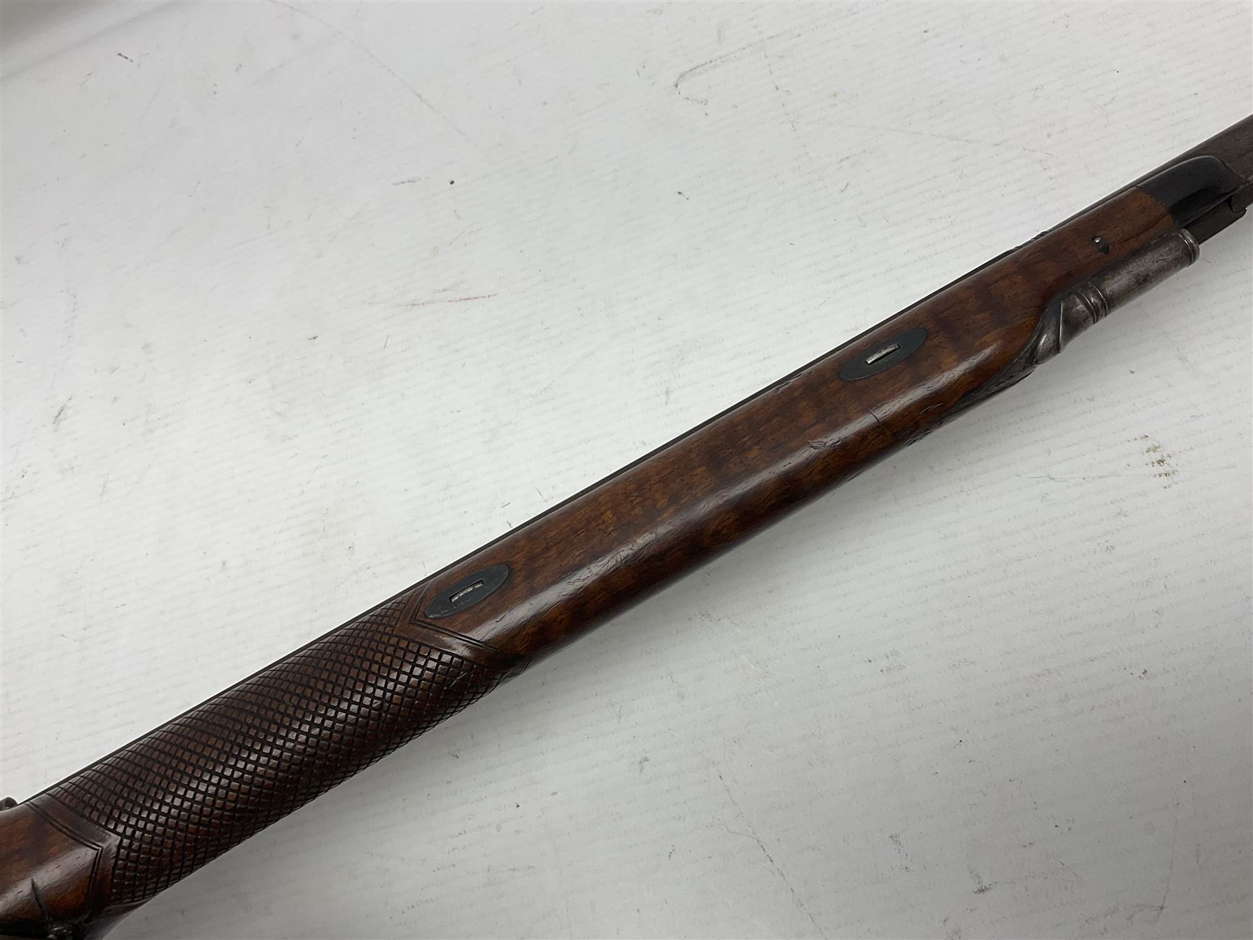 Late 18th/early 19th century Wallis (of Hull) muzzle loading air rifle with medially ribbed copper round ball reservoir, the 86cm (34