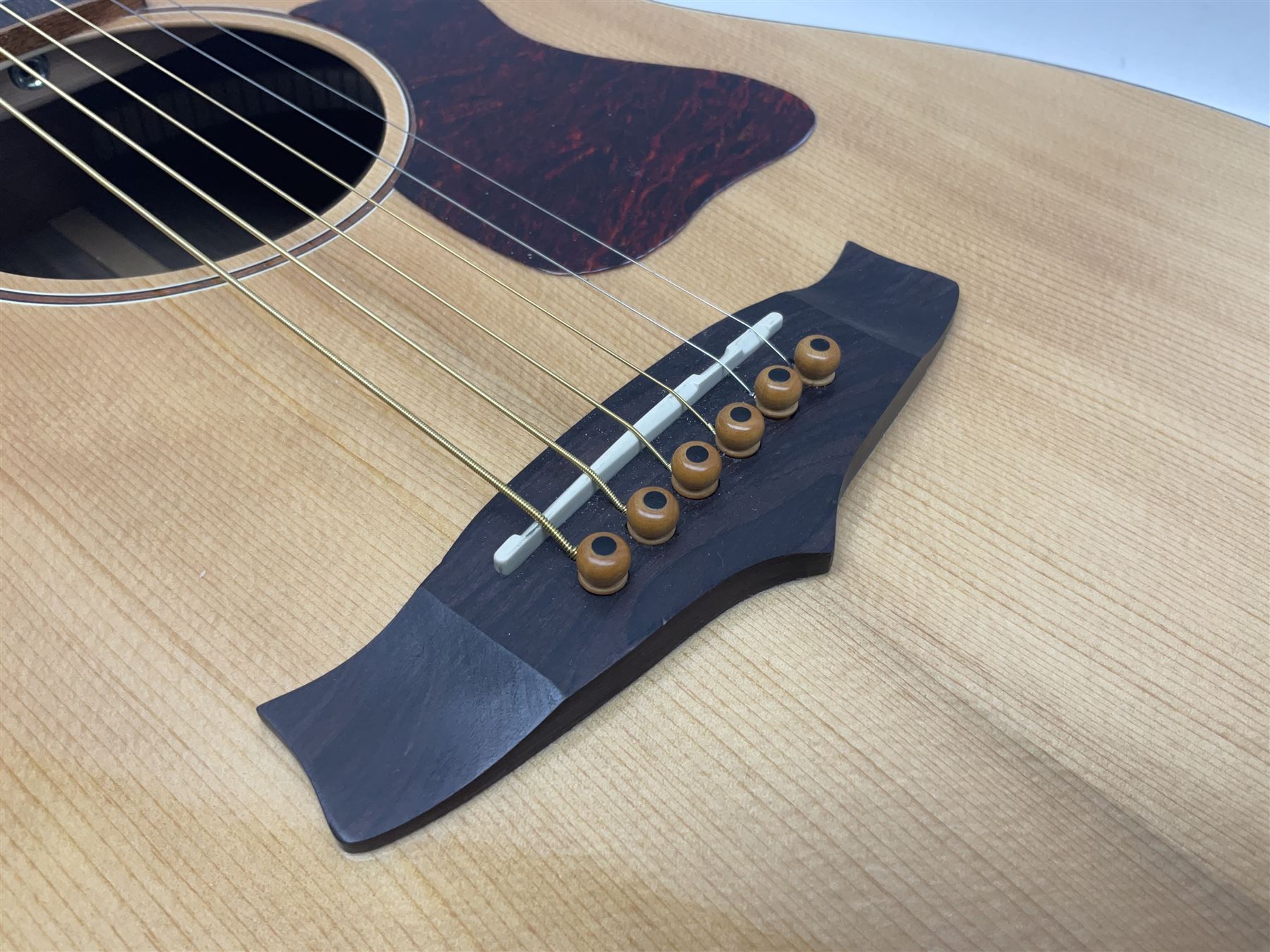 Tanglewood Folk/OM cedar and java wood acoustic guitar, the three-piece back with mango spalted wood insert; serial no.180914094 L101cm