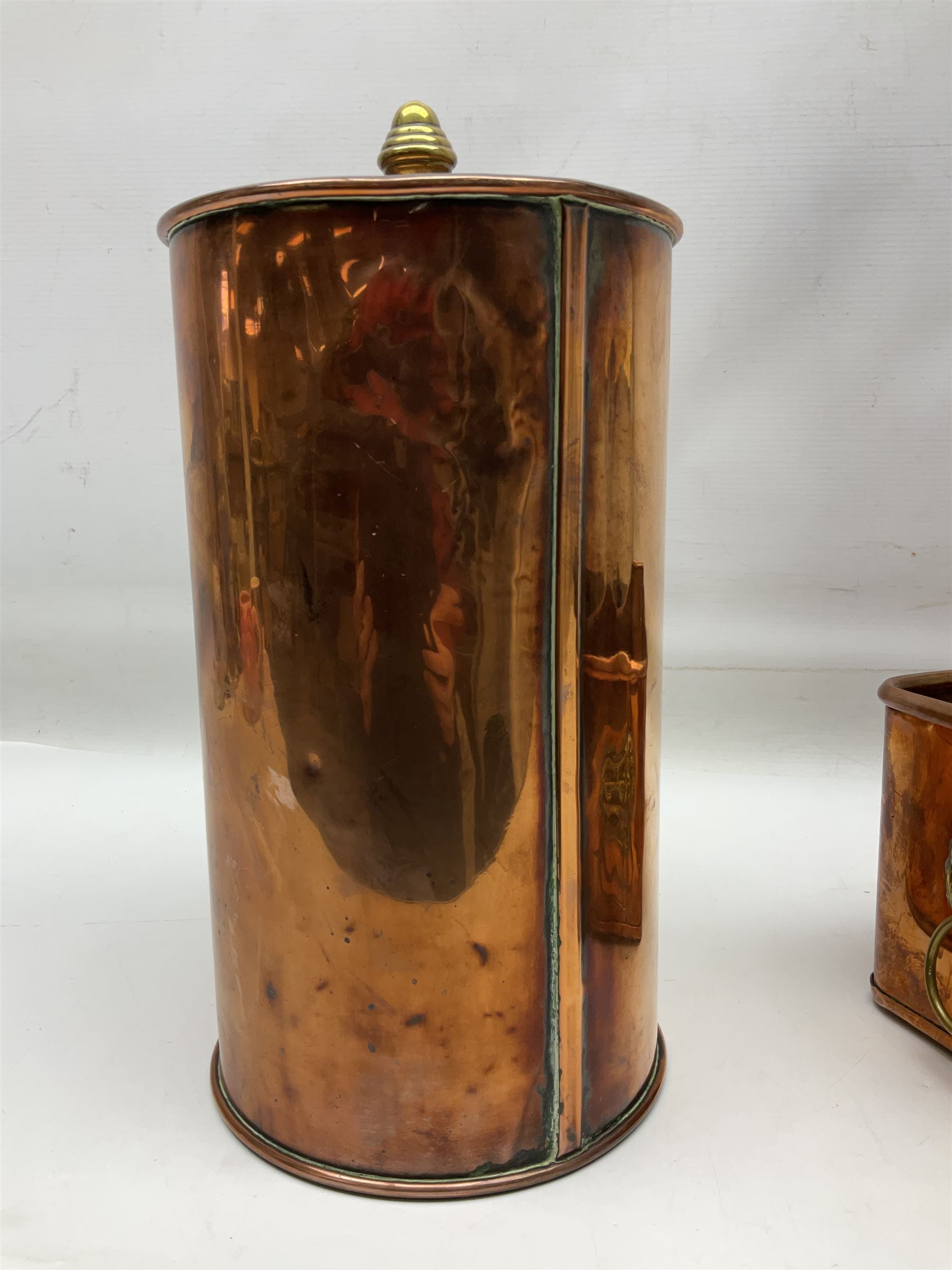 Victorian copper hot water urn, the body of plain cylindrical form with brass tap, the slightly domed lid with brass finial, together with a rectangular copper planter, with twin brass lion mask handles, urn H35cm