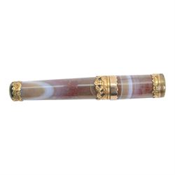 George III gold mounted agate bodkin case, of tapering cylindrical form with C scroll and foliate gold mounted, and inset bloodstone terminals to base and cover, L11cm

Provenance: From the collection of Andrew Chichester Everitt.