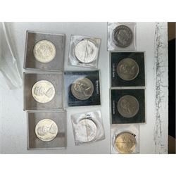 Great British and World coin, including commemorative crowns, Queen Elizabeth II five pound coins, various Queen Elizabeth II commemorative fifty pence and two pound coins, old round one pounds, various uncirculated coin year sets, United States of America coinage etc, in one box