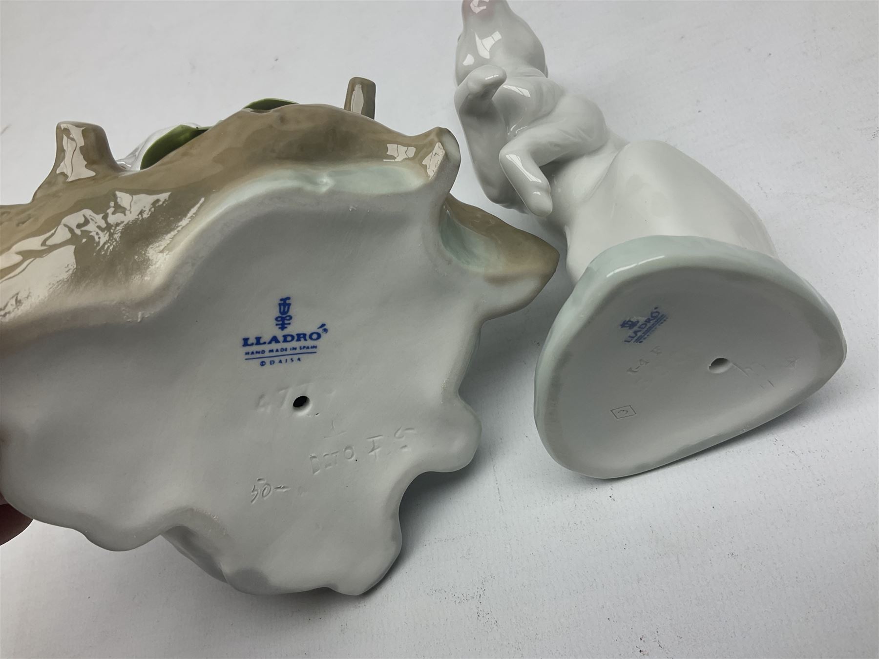 Four Lladro rabbit figures, comprising, Hippity Hop no 5886, Sitting Bunny no 5907, Washing up no 5887, and Rabbit Eating no 4773, largest example 14cm  