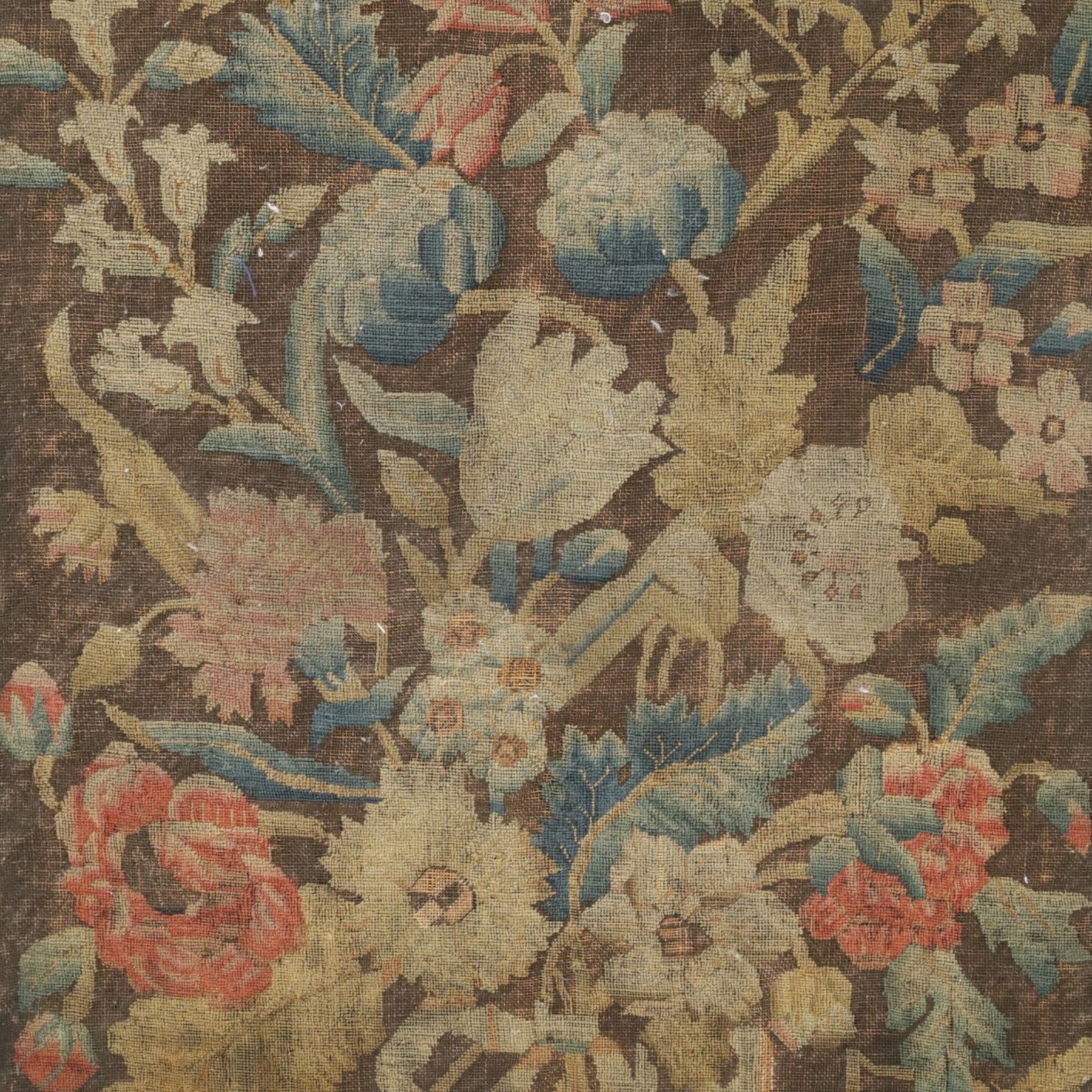 Georgian carved mahogany firescreen, the extending panel with Georgian needlepoint tapestry to one side and Arts & Crafts style machine tapestry to the opposing, on splayed supports with scroll feet