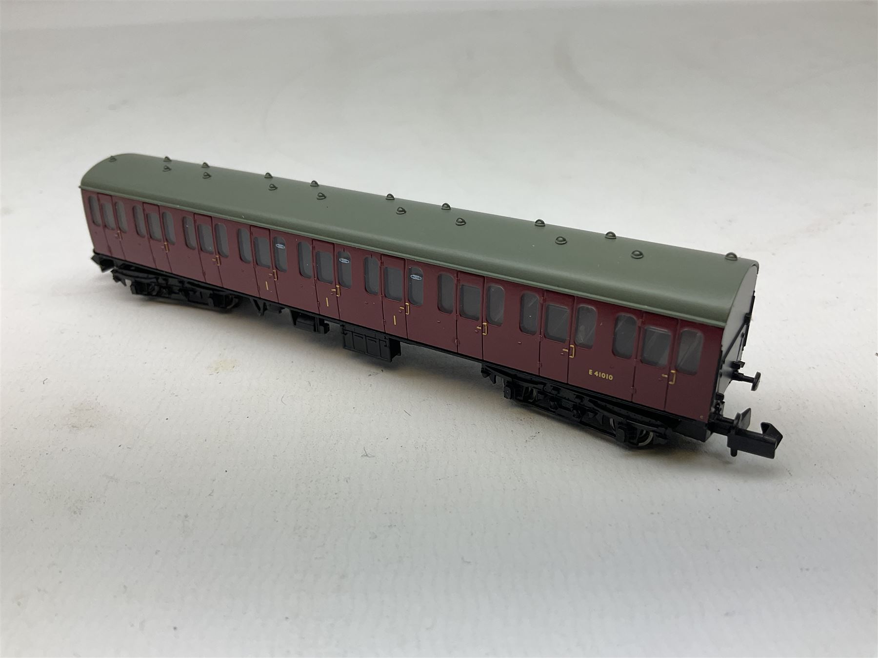 Graham Farish by Bachmann 'N' gauge - Stanier composite first & second coach, Stanier brake second coach, MK1 suburban composite coach and suburban 57ft brake end coach and four wagons (6)