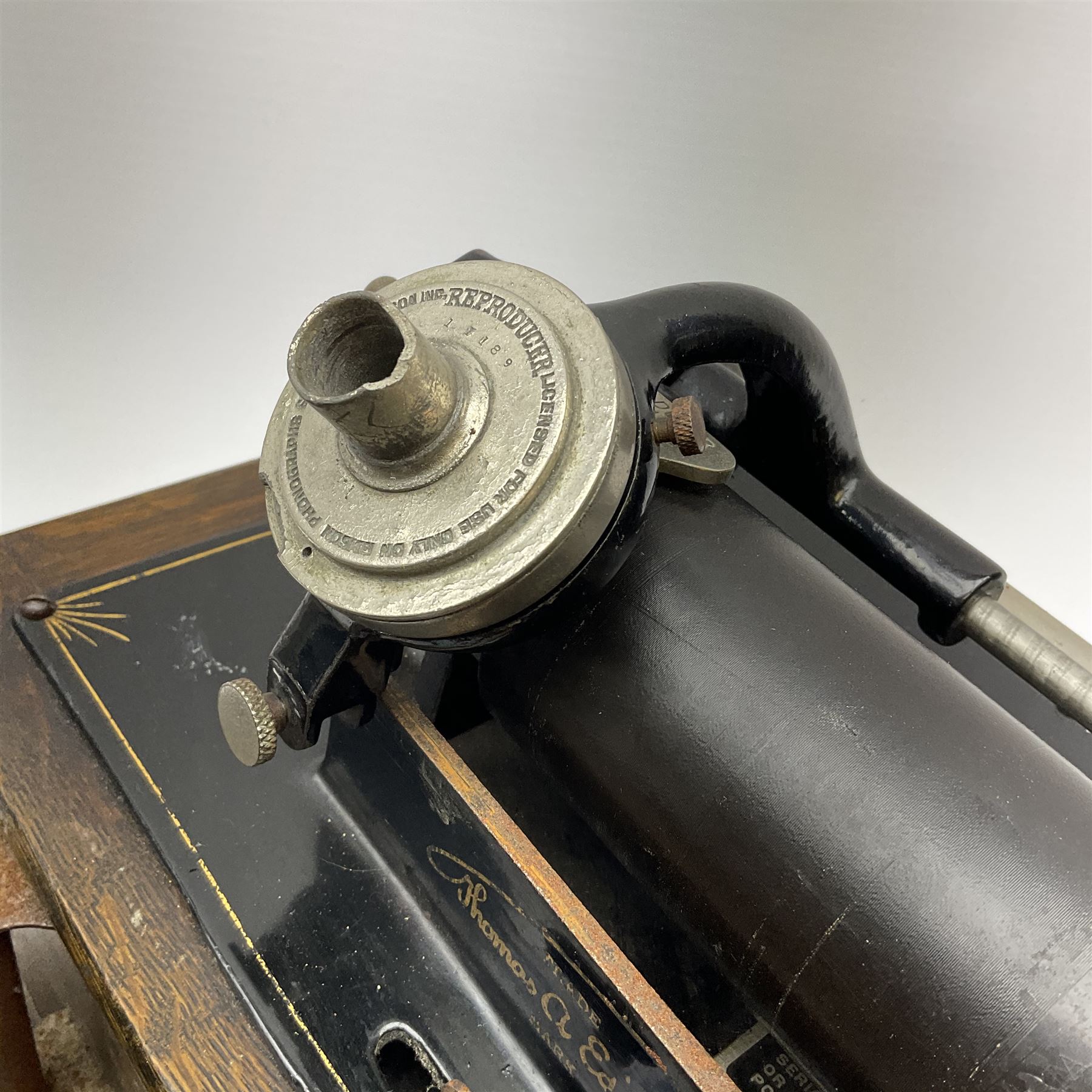Early 20th century oak cased Edison Standard Phonograph with Model R 4-minute reproducer and brass horn, serial no.572593, last patent date 1905, with cover and cranking handle W33cm