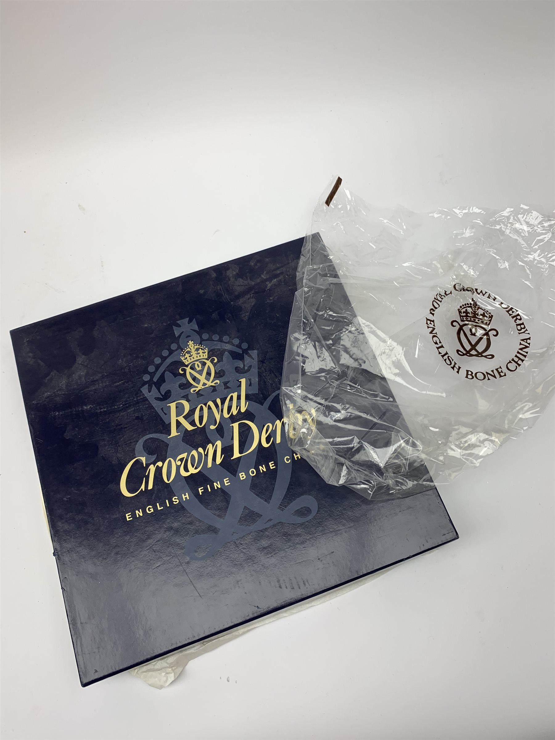 A boxed Royal Crown Derby Imari cabinet plate, decorated in the 1128 pattern, D27cm, together with a Royal Crown Derby dish of lozenge form with acorn detailed twin handles and four conforming feet, decorated in the 1128 pattern, L22.5cm. (2). 