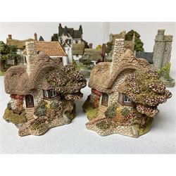 Nineteen Lilliput Lane models, including Dove Tails, Birdlip Bottom, Smallest Inn, Gossip Gate and Beehive Cottage, all with deeds and original boxes (19)