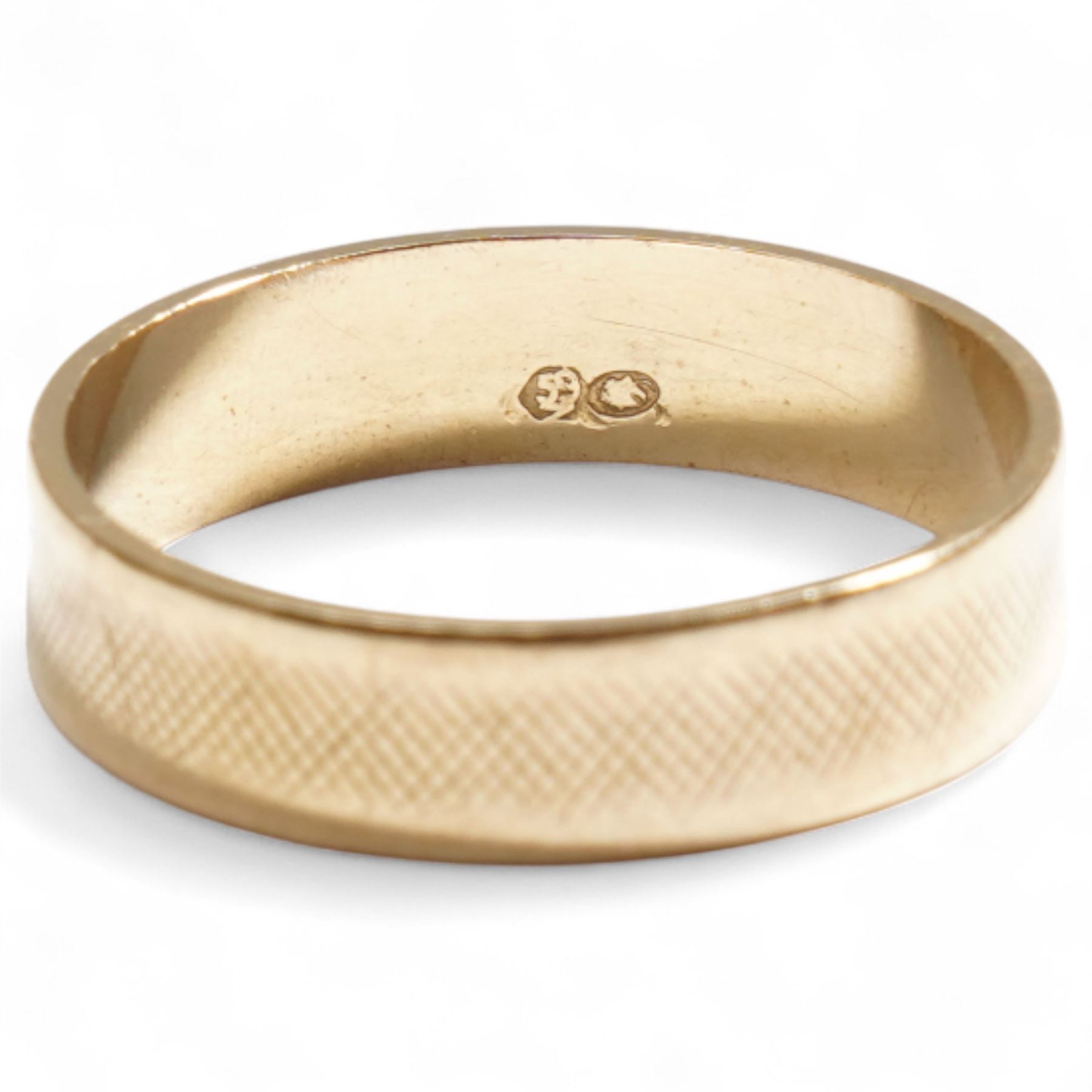 Gold wedding band, with engraved decoration