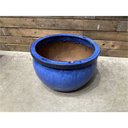 Cast iron cauldron set pot with 2 terracotta chimney pots and 2 terracotta planters,