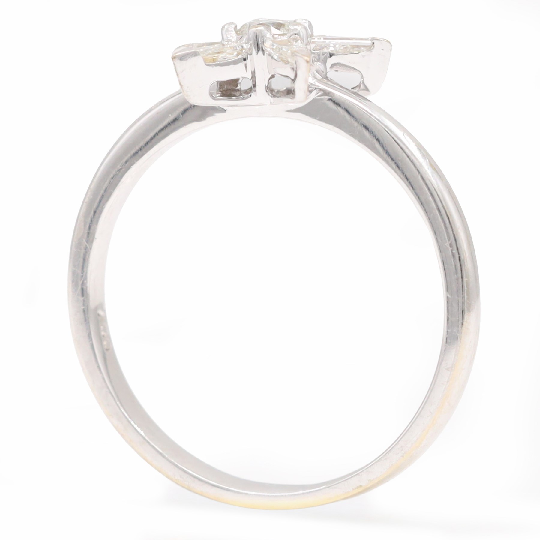18ct white gold diamond star cluster ring, single round brilliant cut diamond, surrounded by five tapered baguette cut diamonds, stamped 750