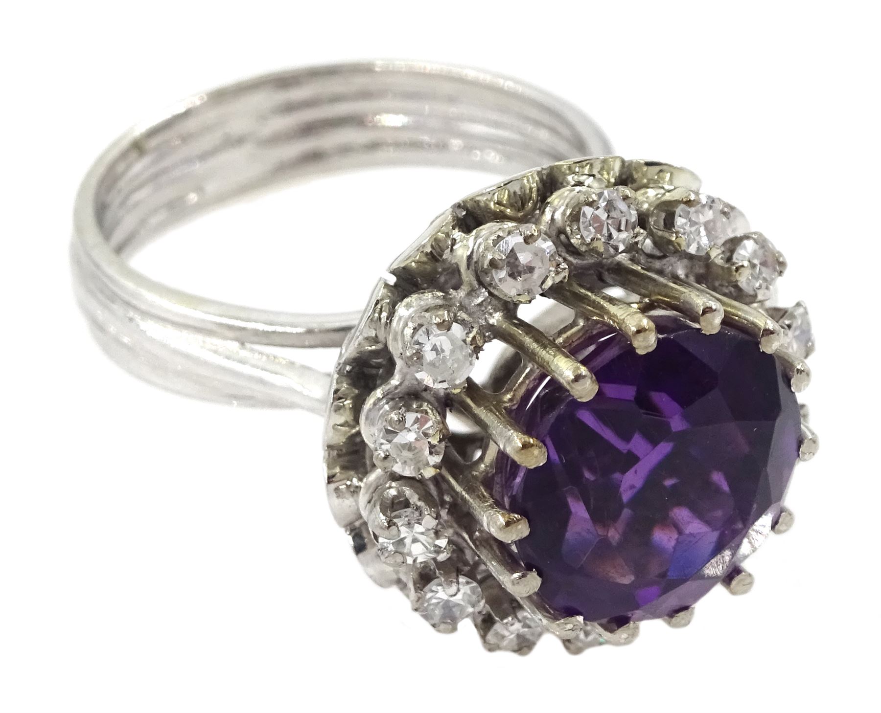 18ct gold circular purple stone ring