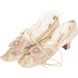 Pair of 19th century ivory silk satin ladies shoes, with rosette to the vamp, with pink silk satin heel, L23cm