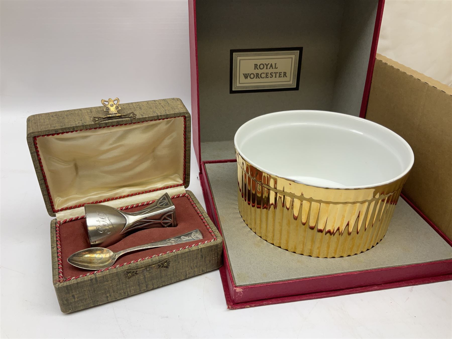 Twin handled cache pot in the style of Herend Hungary, stamped VA Portugal, decorated with birds upon branches, Mason's Ironstone large footed bowl in the Mandarin pattern, Spode Gainsborough bowl, Royal Doulton Bird of Paradise plate c1938 D4602, lustre plates, Aynsley, oriental style lidded vase, Portmeirion, lattice creamware, J & G Meakin Sol, Wedgwood, studio pottery, Spode York Minister boxed plate etc